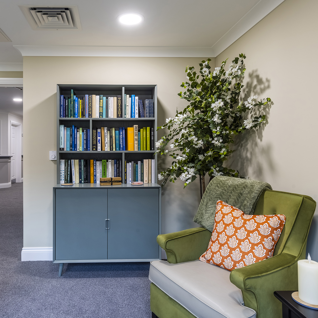 Hartford Moorhill lifestyle - Kensington medium back wings, sideboard